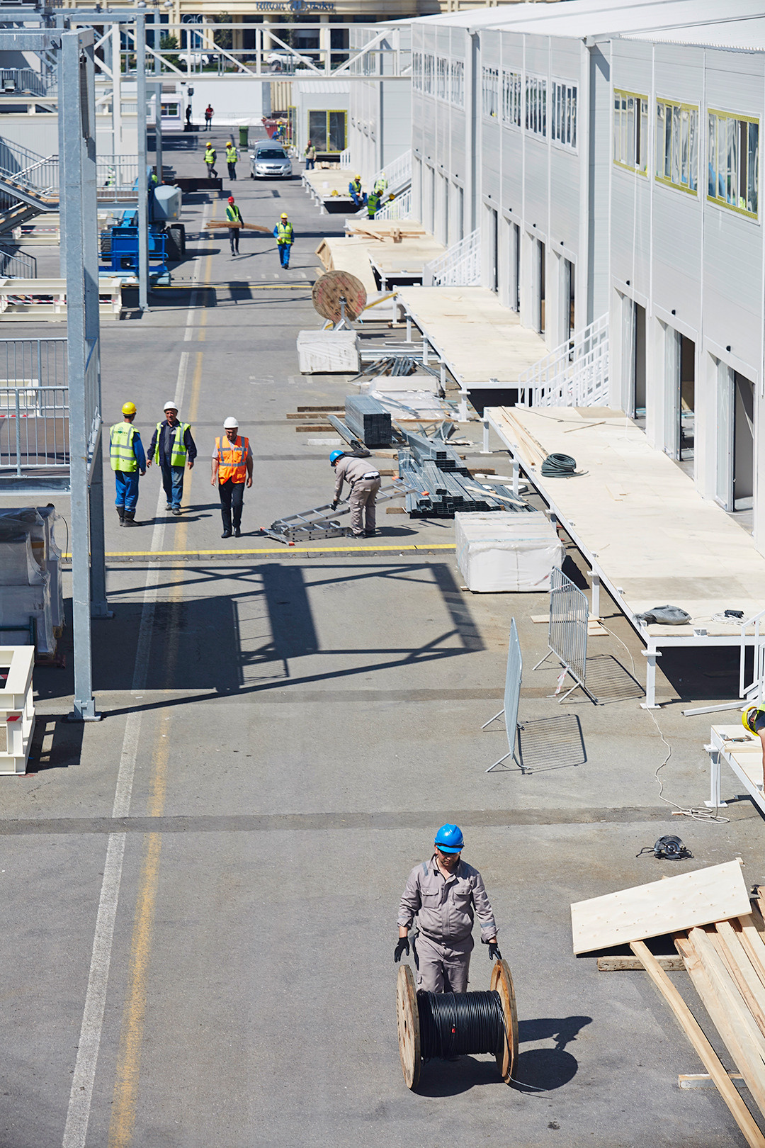 Interyer / Eksteryer. Bakıda fotoqraf Kamran Enceladus