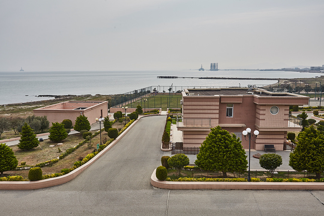 Interyer / Eksteryer. Bakıda fotoqraf Kamran Enceladus