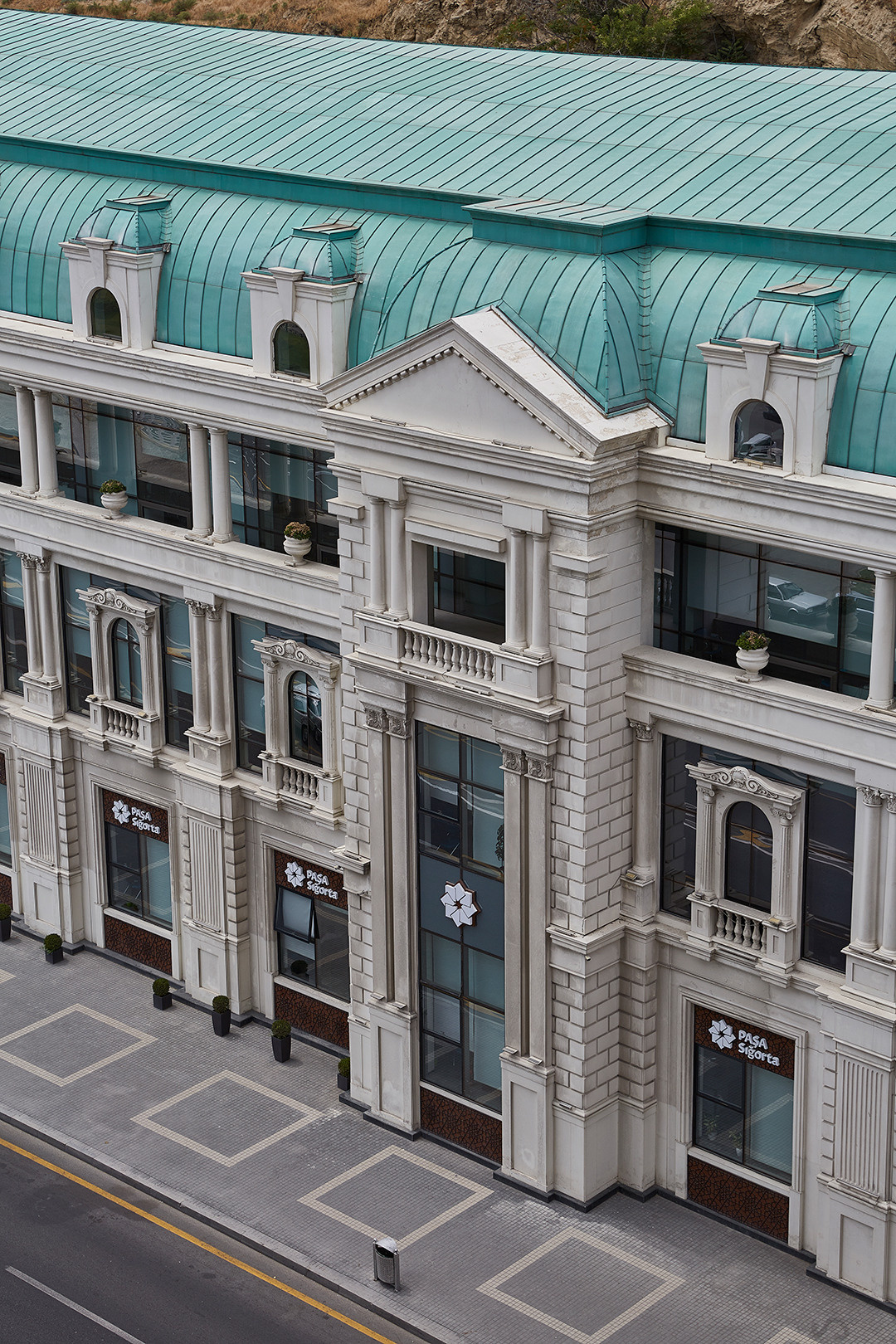 Interyer / Eksteryer. Bakıda fotoqraf Kamran Enceladus