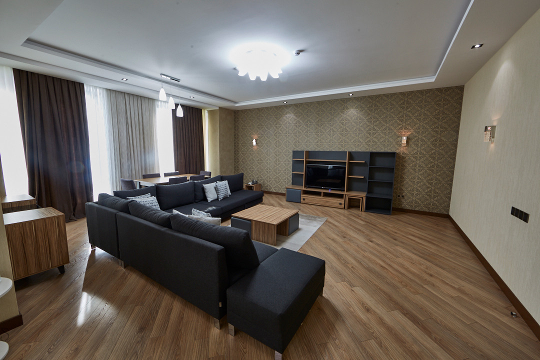 Interyer / Eksteryer. Bakıda fotoqraf Kamran Enceladus