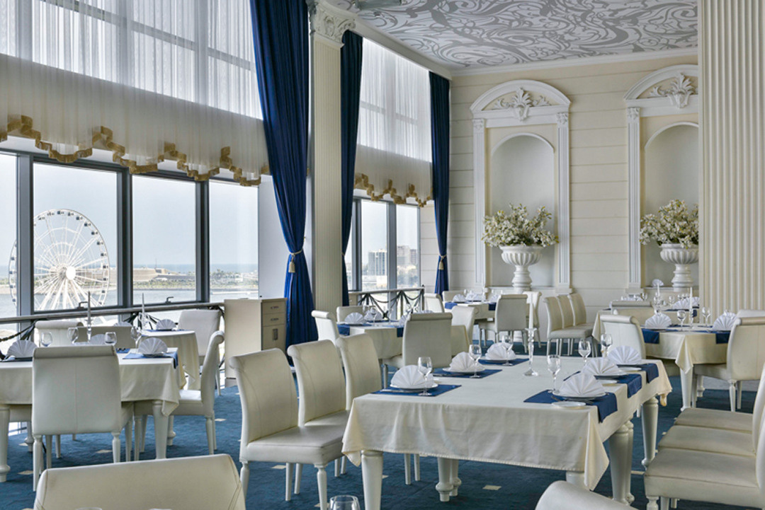 Interyer / Eksteryer. Bakıda fotoqraf Kamran Enceladus