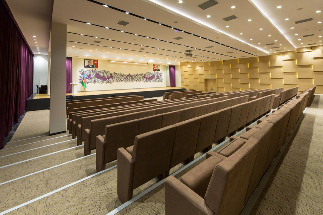 Interyer / Eksteryer. Bakıda fotoqraf Kamran Enceladus