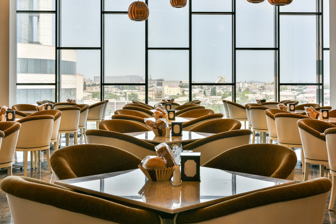 Interyer / Eksteryer. Bakıda fotoqraf Kamran Enceladus