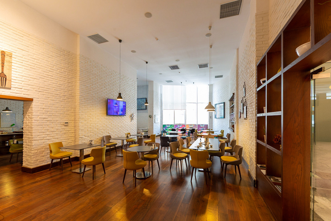 Interyer / Eksteryer. Bakıda fotoqraf Kamran Enceladus