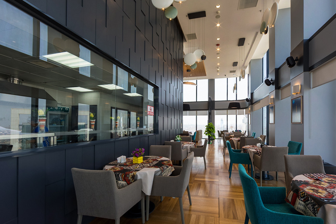 Interyer / Eksteryer. Bakıda fotoqraf Kamran Enceladus