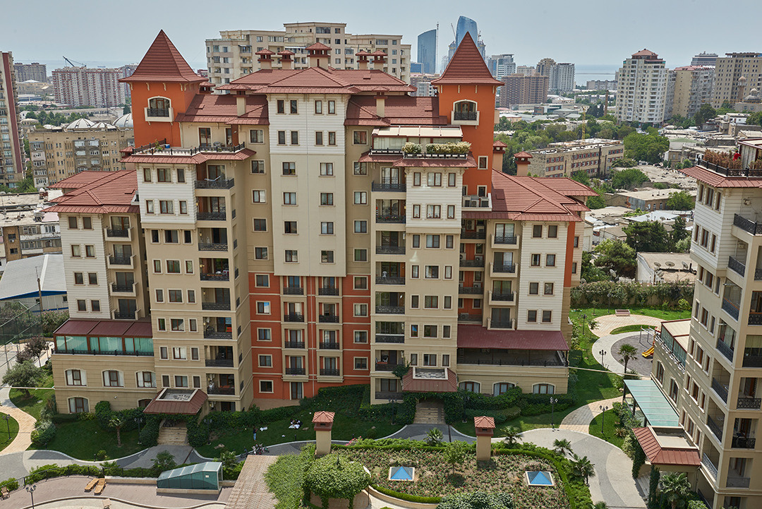 Interyer / Eksteryer. Bakıda fotoqraf Kamran Enceladus