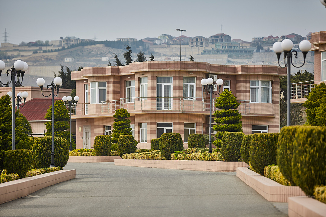 Interyer / Eksteryer. Bakıda fotoqraf Kamran Enceladus