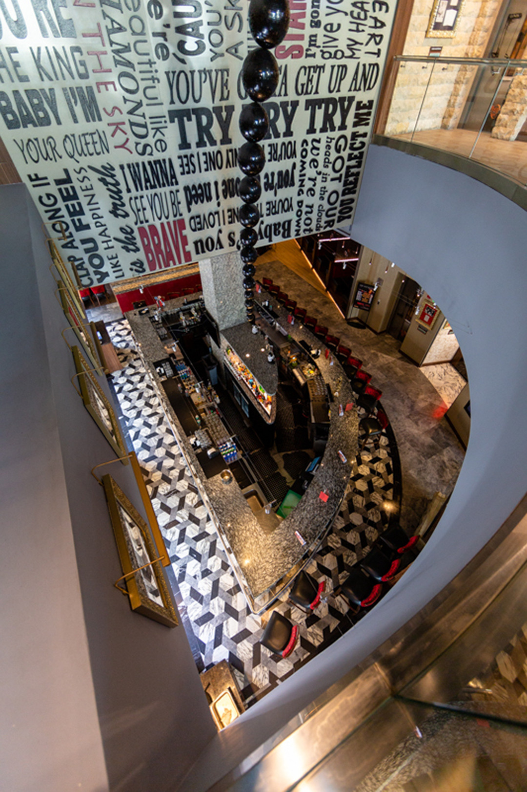 Interyer / Eksteryer. Bakıda fotoqraf Kamran Enceladus