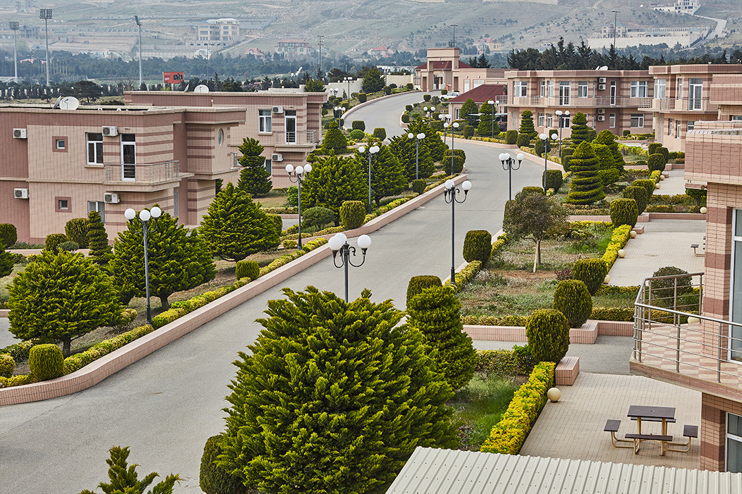 Interyer / Eksteryer. Bakıda fotoqraf Kamran Enceladus