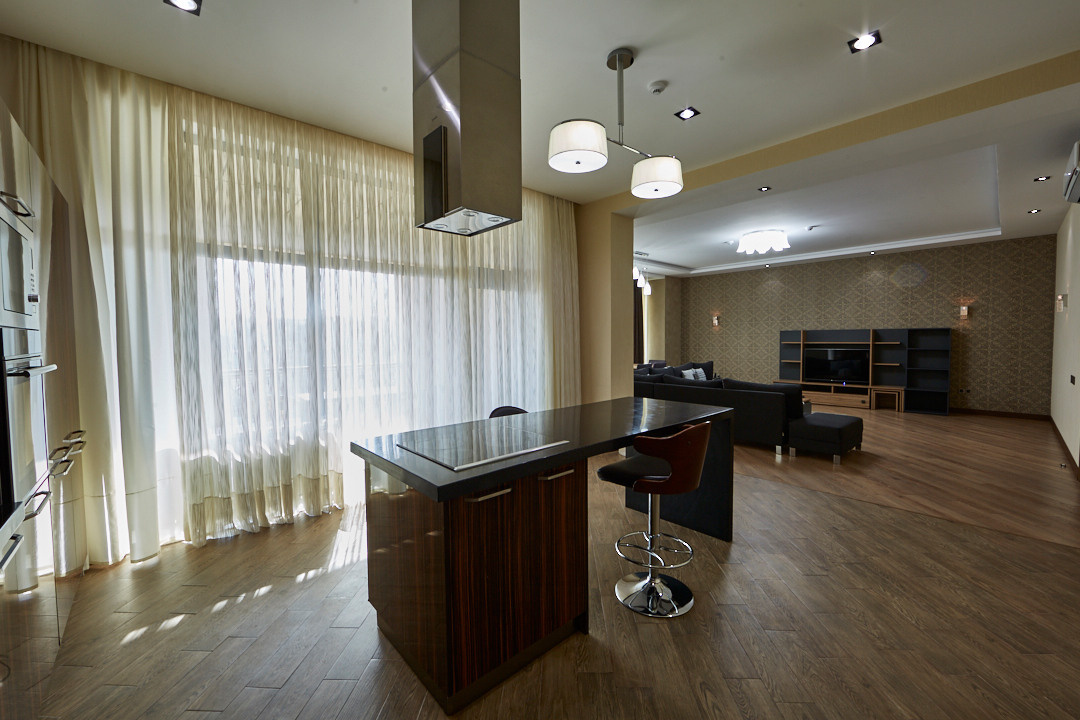 Interyer / Eksteryer. Bakıda fotoqraf Kamran Enceladus