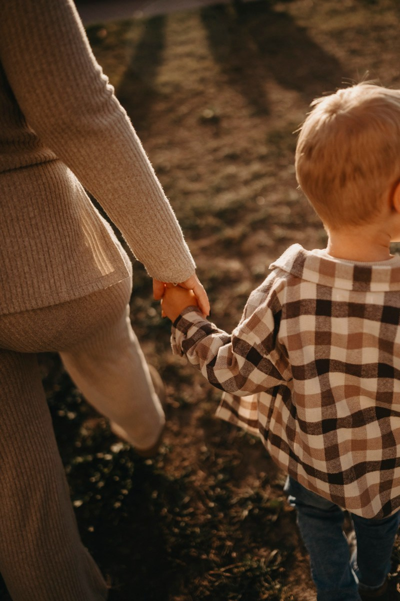 Zlata, Nemanja i Aleksej — porodicno fotografisanje napolju. Deciji i porodicni fotograf u Beogradu Oksana Skendzic