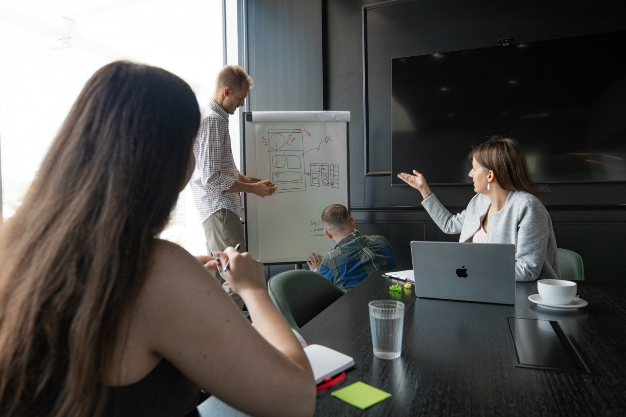 Korporátní a firemní fotografie. Dana Lišková — Empatická fotografka | Introspektivní umělkyně | Neurodivergentní koučka| Zakladatelka Artepy.cz