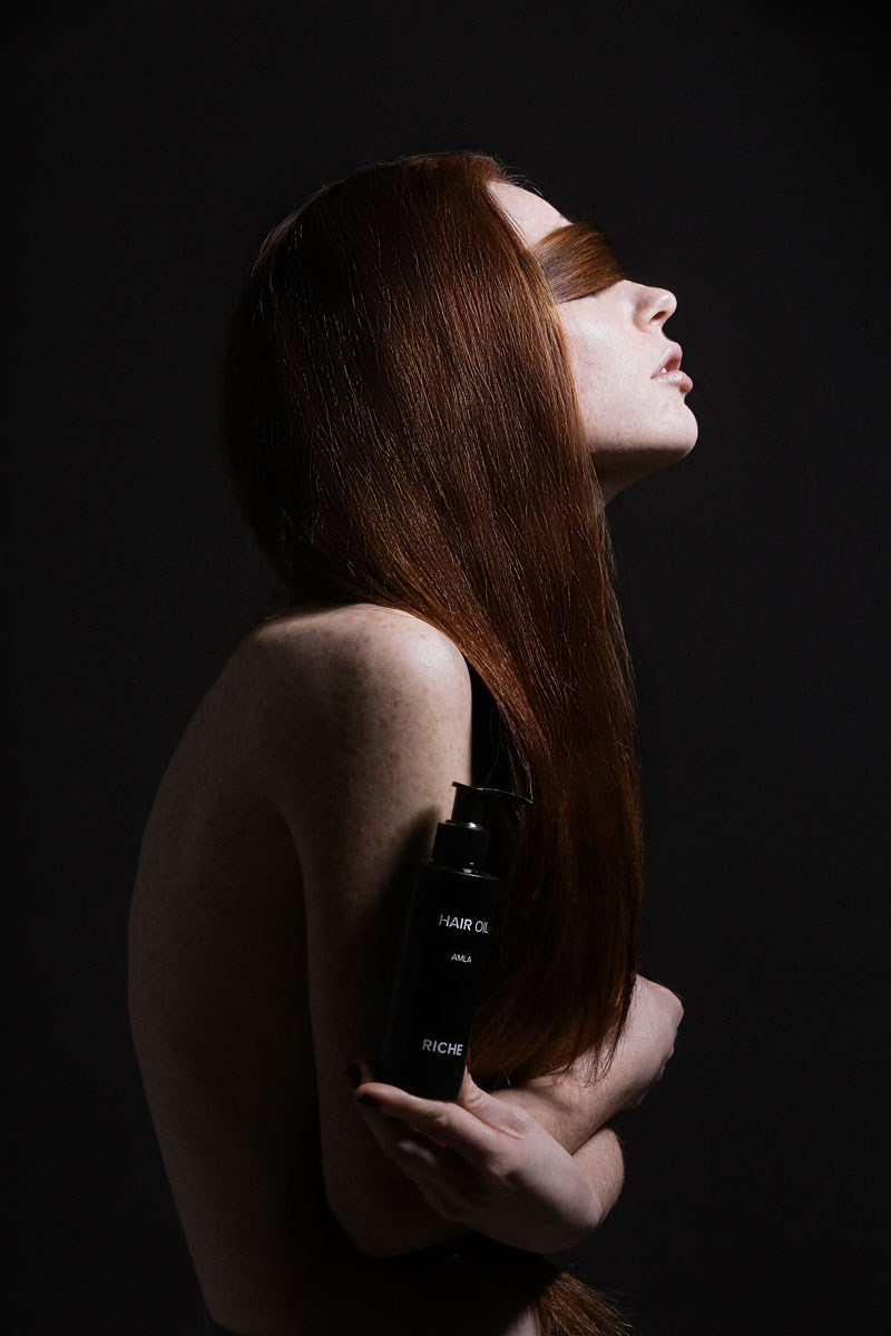 Profile of a model, showcasing her sharp and defined facial features. Her hair is styled neatly, emphasizing her strong jawline and elegant neck. The clean background puts the focus entirely on her profile, highlighting the timeless beauty of simplicity and the power of a well-defined silhouette.