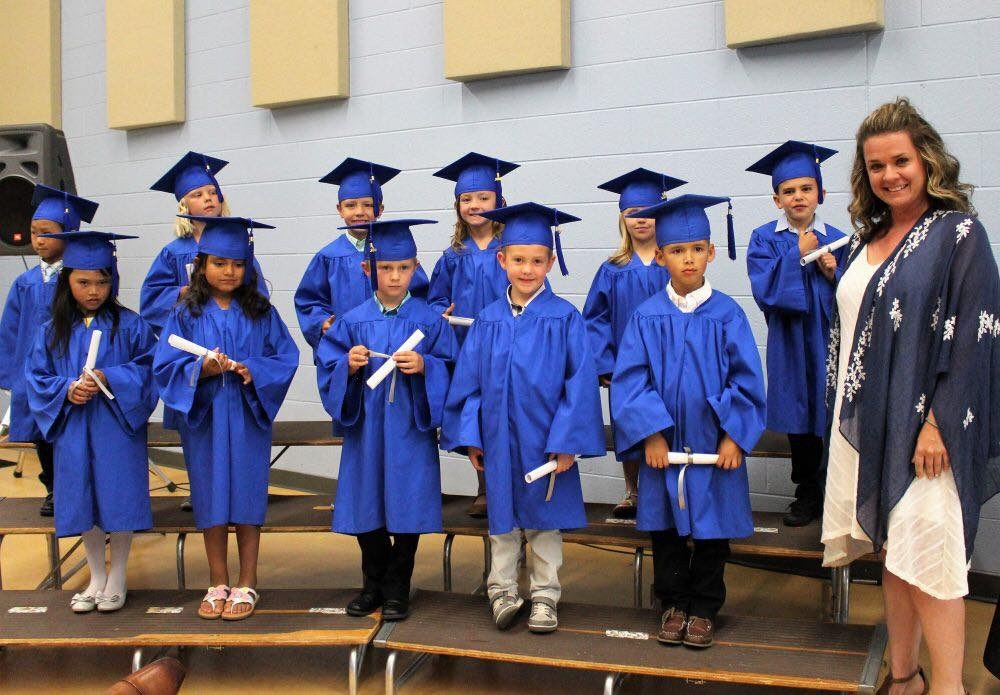 Завършване на детска градина с тоги и шапки комплект в син цвят