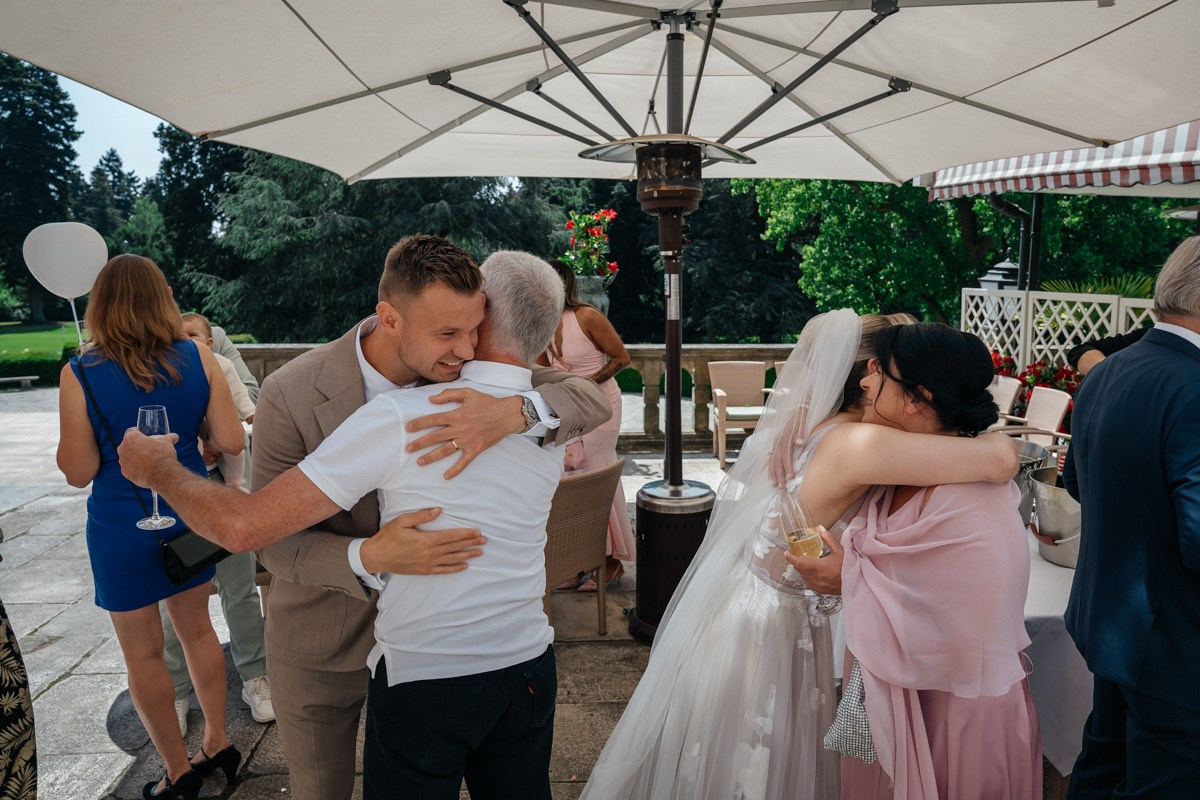 gratulations of the guests to the couple