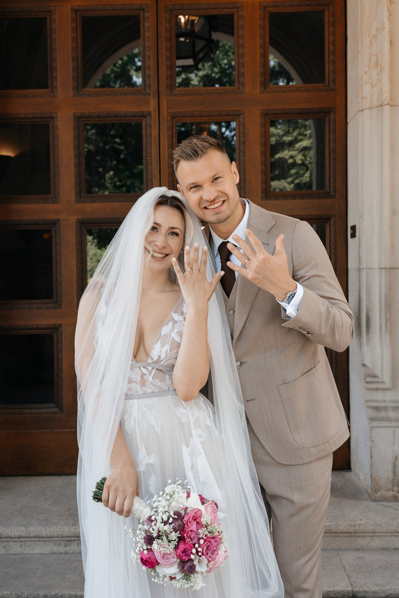 bride and groom classic portrait outside