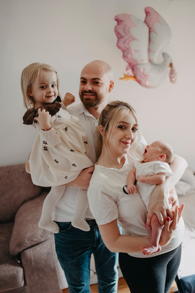 Maja Wilijam Lana i Hana — porodicno fotografisanje bebe kod kuce. Deciji i porodicni fotograf u Beogradu Oksana Skendzic