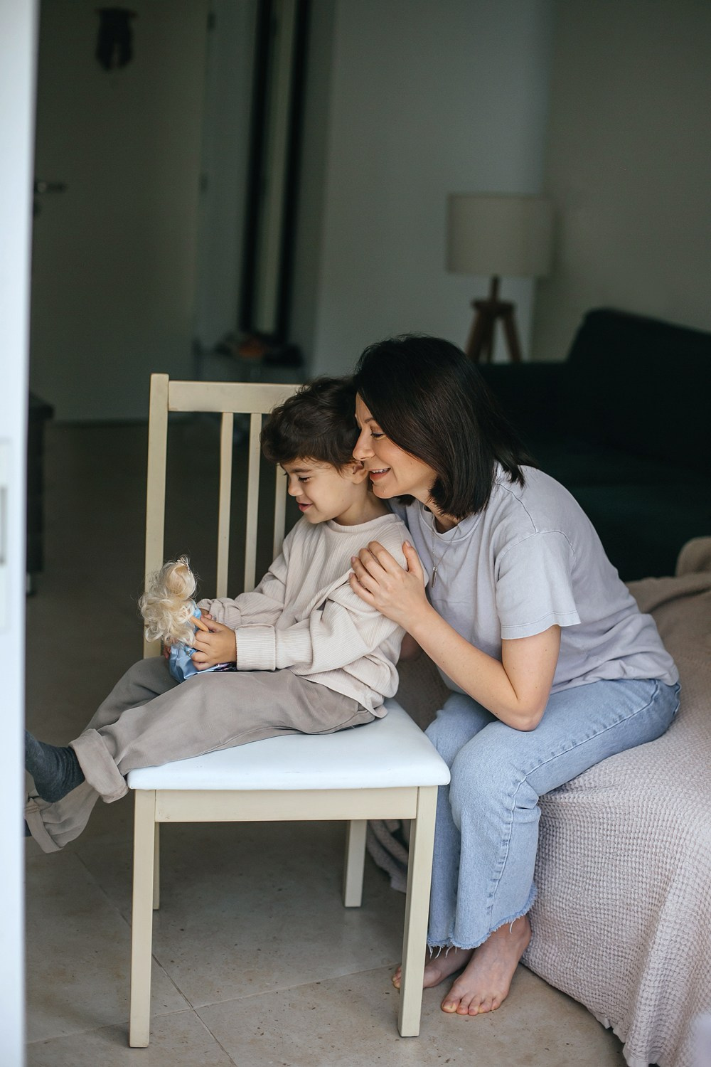 Mom&daughter at home. Family photographer in Israel