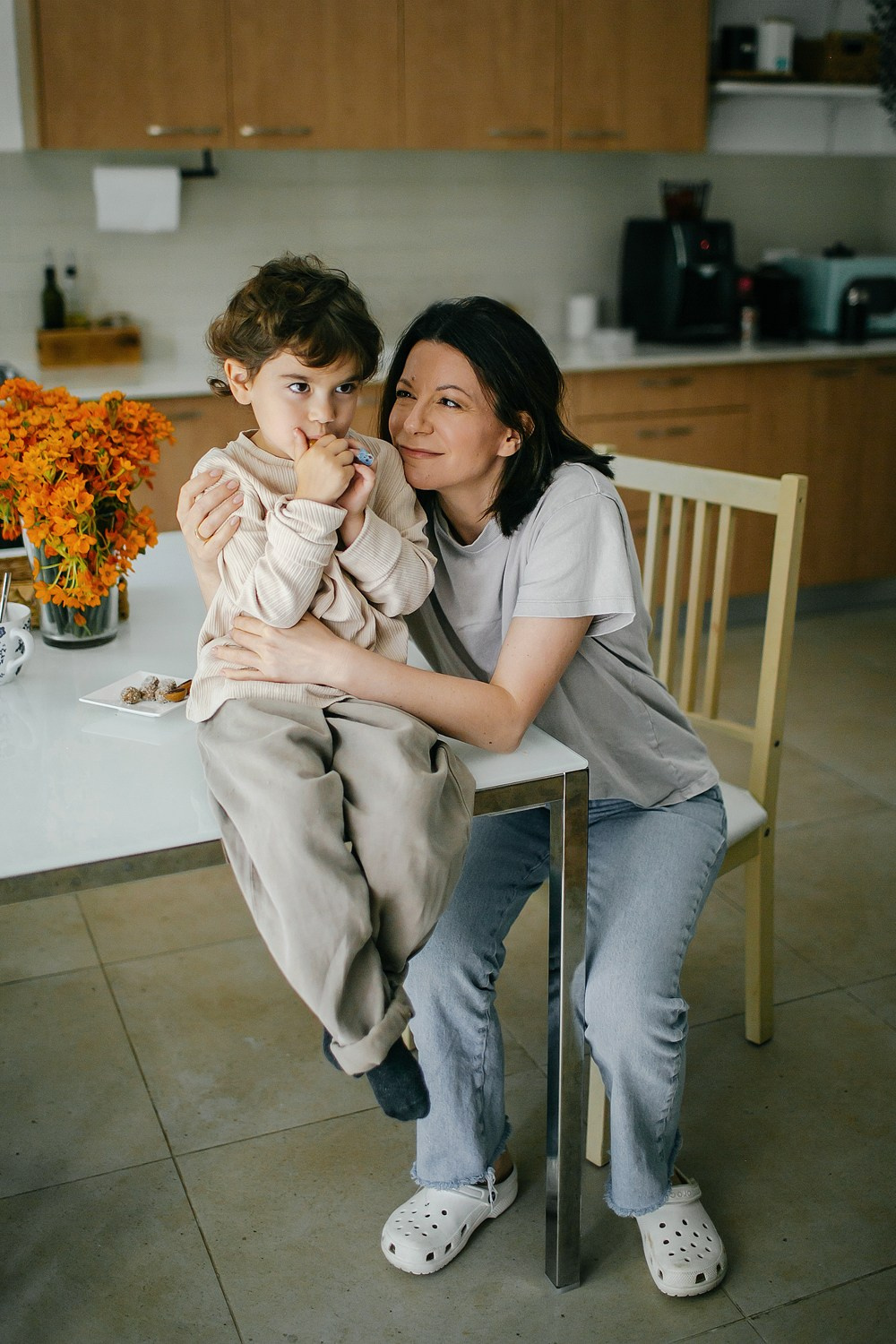 Mom&daughter at home. Family photographer in Israel