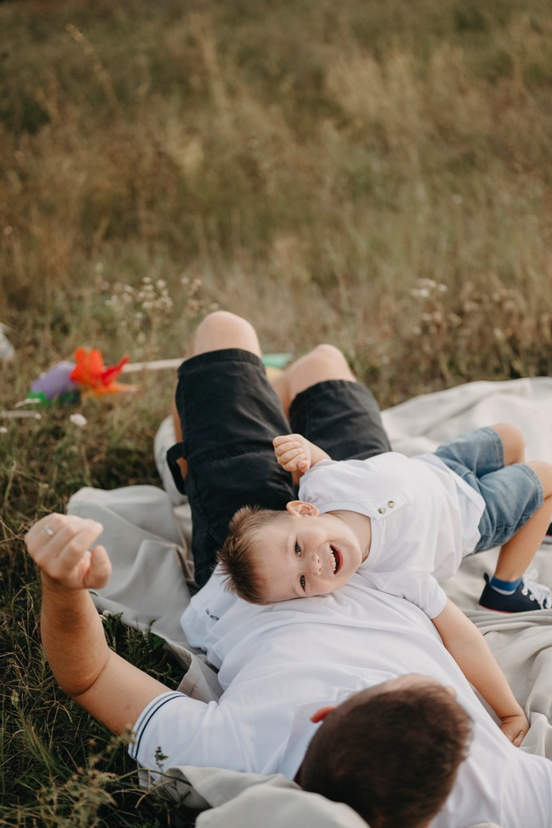 Basici / porodicno fotografisanje u prirodi. Deciji i porodicni fotograf u Beogradu Oksana Skendzic