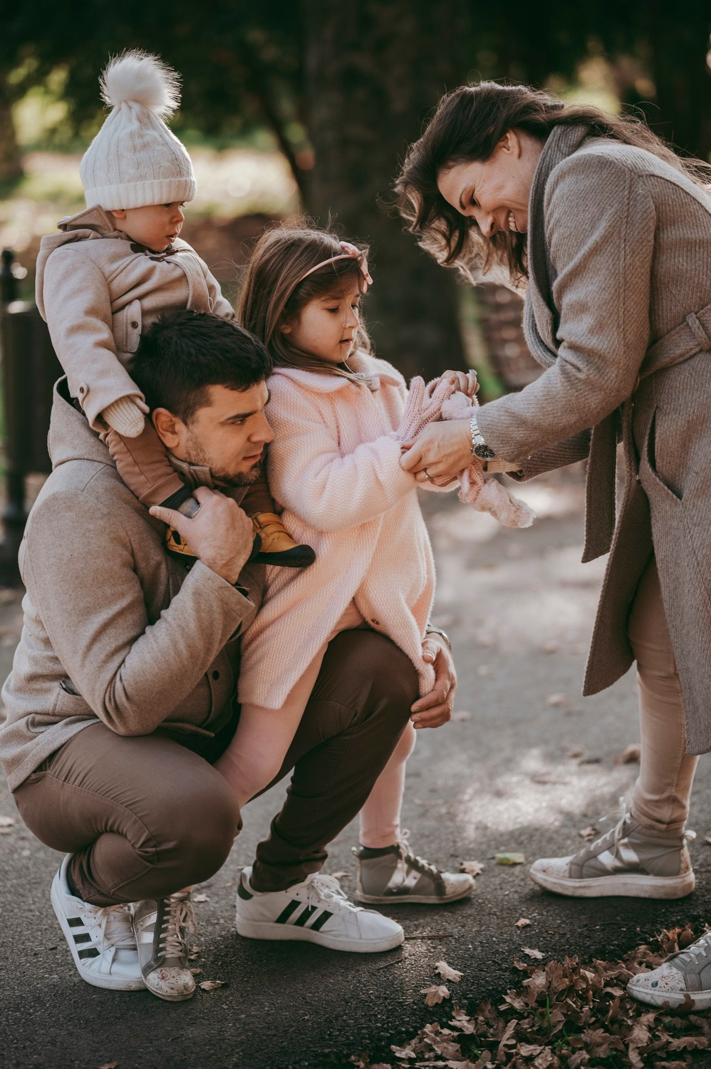 Iva, Ivan, Tara i Stefan — porodicno fotografisanje napolju. Deciji i porodicni fotograf u Beogradu Oksana Skendzic