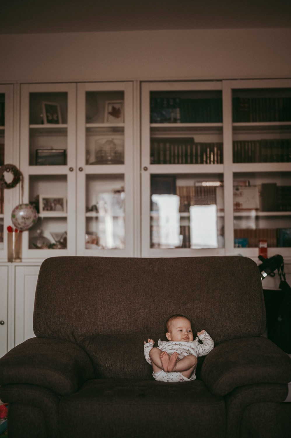 Porodicno fotografisanje sa bebom kod kuce / Ivana Miroslav i Nadica. Deciji i porodicni fotograf u Beogradu Oksana Skendzic