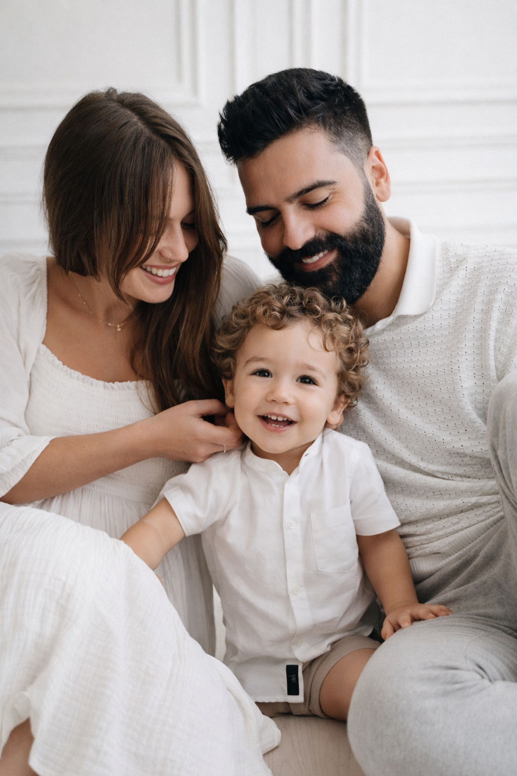 Famiglia con bambino durante un servizio fotografico newborn lifestyle a Roma