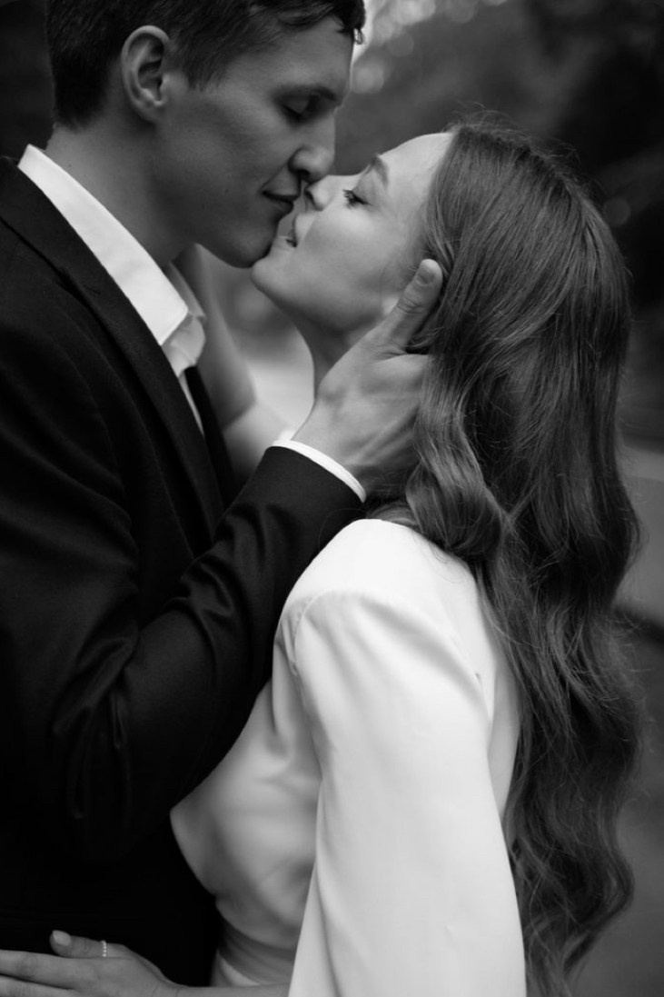 Posa di base per un servizio fotografico di coppia