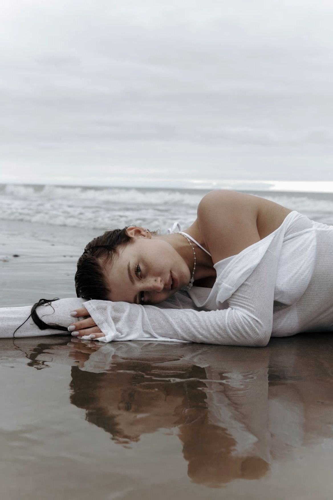 Español:Sesión fotográfica femenina en la playa junto al mar en Andalucía, Motril, Granada, Playa Costa Tropical. Belleza natural y libertad bajo los rayos del sol.English:Women’s photoshoot on the beach by the sea in Andalusia, Motril, Granada, Playa Costa Tropical. Natural beauty and freedom under the sun’s rays.