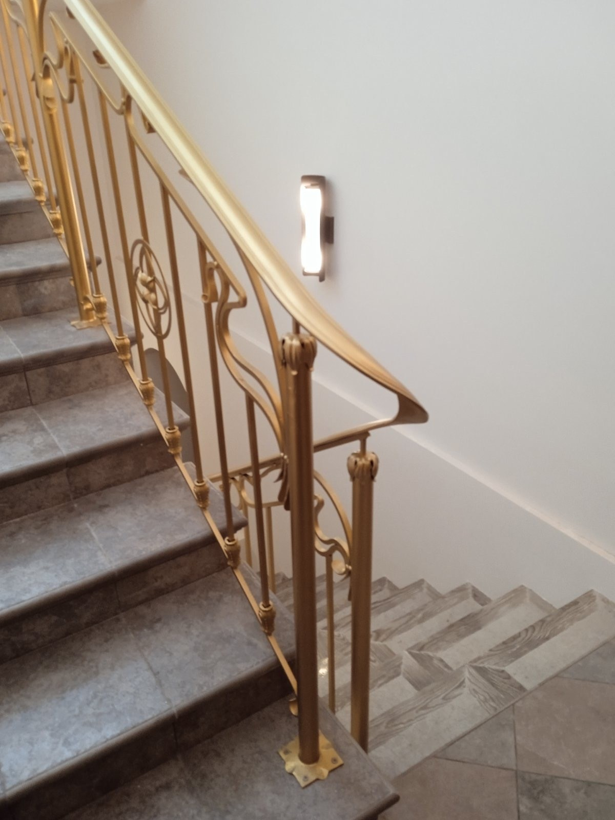 Врата и ограждения в домовом храме в честь Святой Живоначальной Троицы Епархиального дома Слуцко-Солигорской епархии имени Митрополита Филарета (Вахромеева), первого Патриаршего Экзарха всея Беларуси в городе Слуцк Минской области Беларуси. 2023. Сталь, худож. ковка, лазерная резка, сварка.