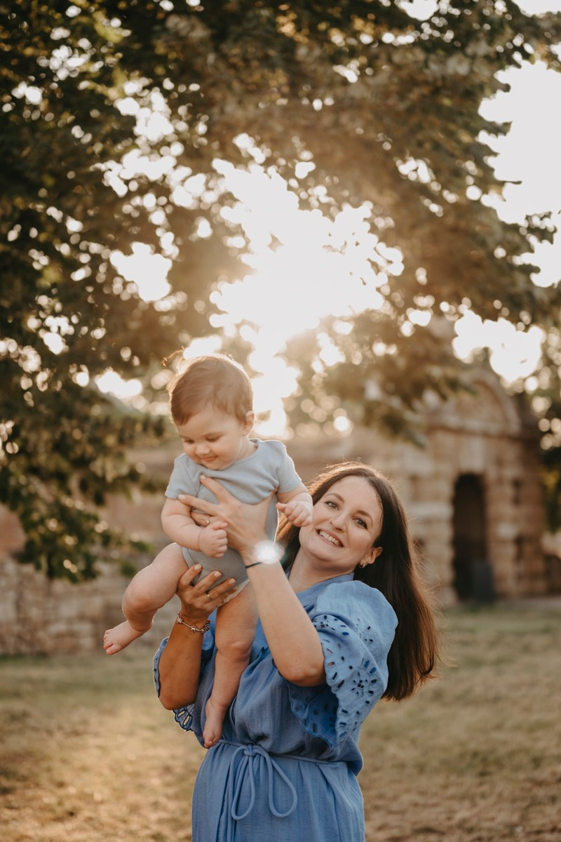 Jovana Zoran Jana i Bogdan — porodicno fotografisanje napolju. Deciji i porodicni fotograf u Beogradu Oksana Skendzic