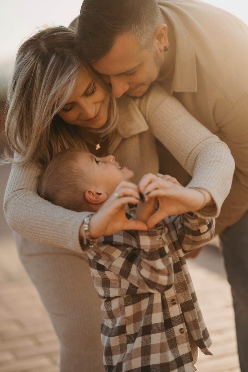 Zlata, Nemanja i Aleksej — porodicno fotografisanje napolju. Deciji i porodicni fotograf u Beogradu Oksana Skendzic