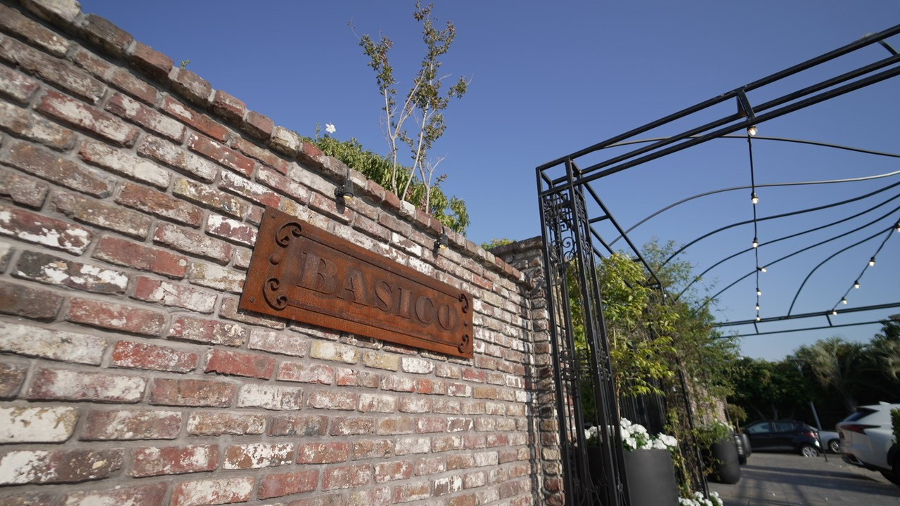 VIA / BASICO. Wedding and events photographers Studio Shalom