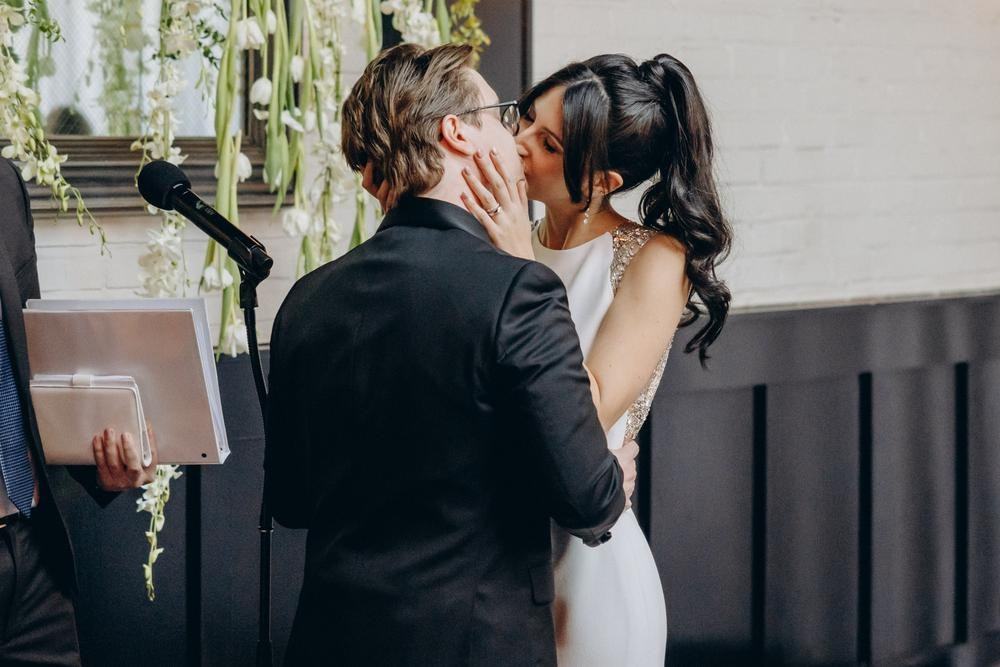 Пролетна сватба цъфнали дървета розови цветове романтична фотосесия Борисова градина София