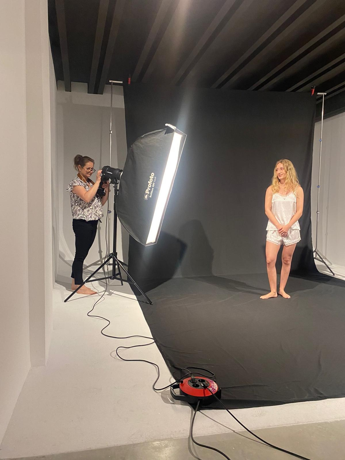 Shooting en estudio. Videos y fotografías en sesión de shooting. Fotógrafa de Periodismo y Documentación, Teatro, Cine, Shooting para Modelos, Bodas, Bautizos, Comuniones, Familia y Eventos