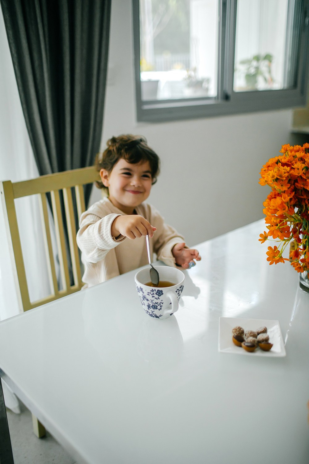 Mom&daughter at home. Family photographer in Israel