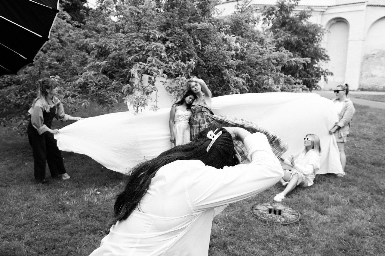 Backstage fotografie. Dana Lišková — Empatická fotografka | Introspektivní umělkyně | Neurodivergentní koučka| Zakladatelka Artepy.cz