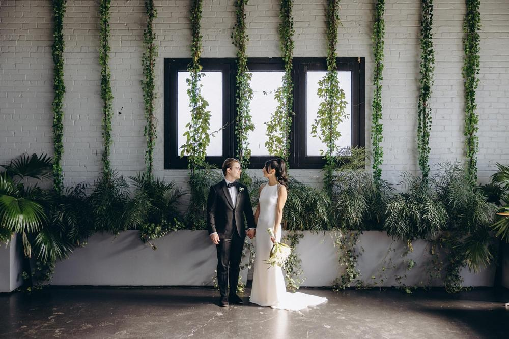 Първа целувка младоженци сватбена церемония документална фотография София Пловдив