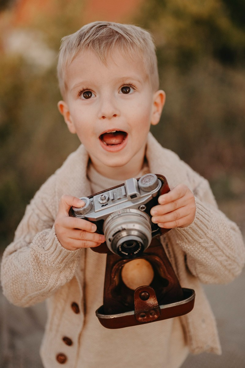 Zlata, Nemanja i Aleksej — porodicno fotografisanje napolju. Deciji i porodicni fotograf u Beogradu Oksana Skendzic