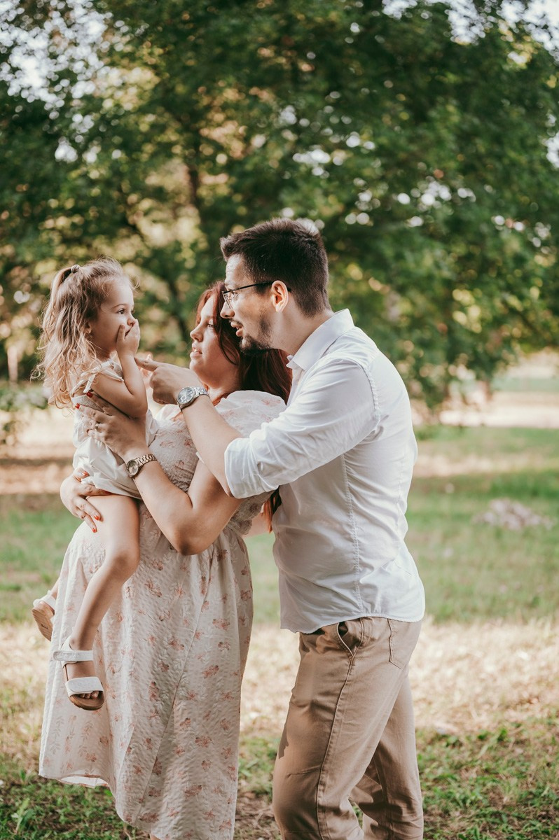 Kristina, Milos i Kalina / porodicno fotografisanje u prirodi. Deciji i porodicni fotograf u Beogradu Oksana Skendzic