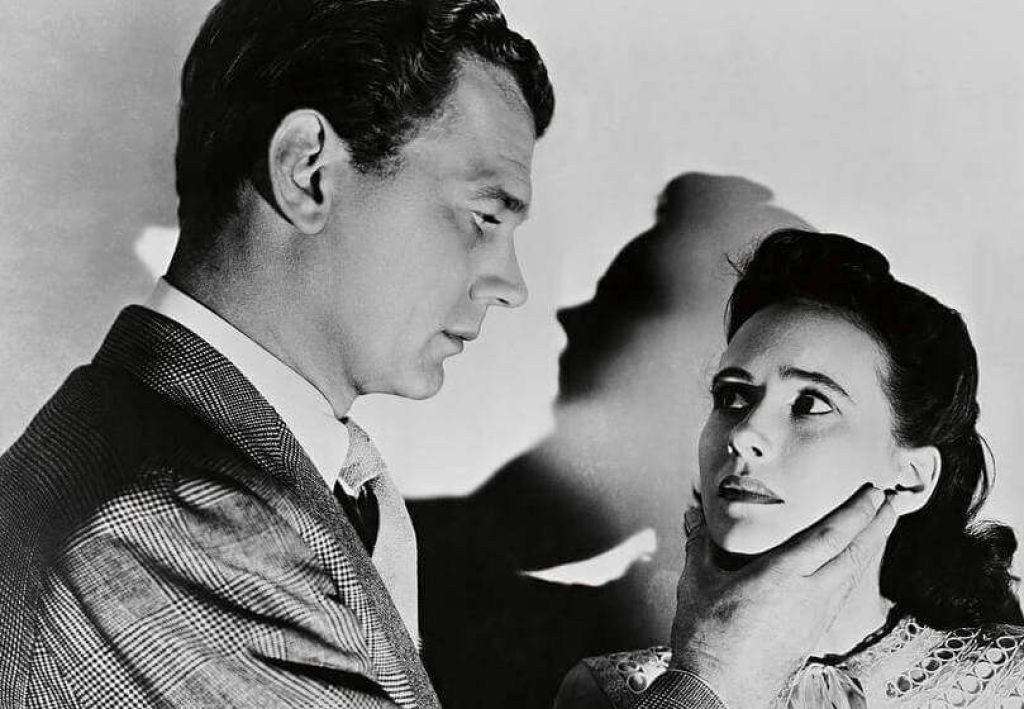 Камерный триллер Хичкока про криминальный случай в американской глубинке был снят по всем законам еще не сформировавшегося окончательно жанра – к провинциальным обывателям прибывает дальний родственник, оказавшийся маньяком. 