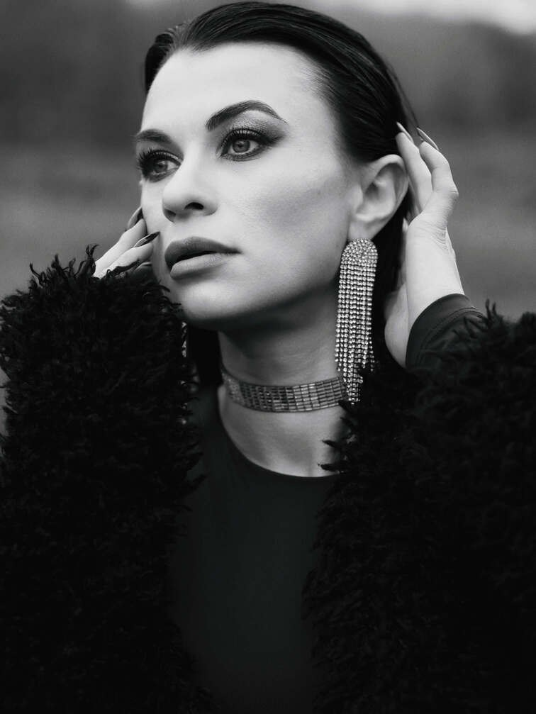 черно-бял женски портрет София