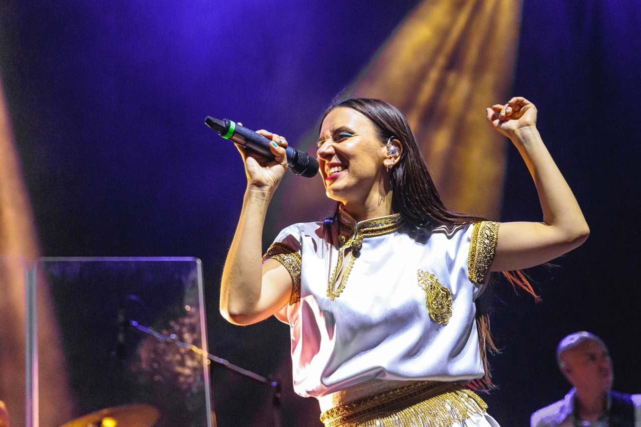 Dinamičan kadar pevačice ABBA Ring Tribute benda u zanosnom izvođenju pesme na koncertu u Botaničkoj bašti u Beogradu.