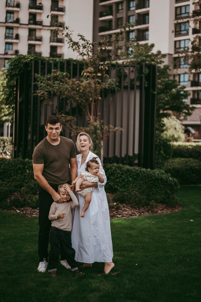 Kristina, Martin, Petra i Novak / porodicno fotografisanje napolju. Deciji i porodicni fotograf u Beogradu Oksana Skendzic