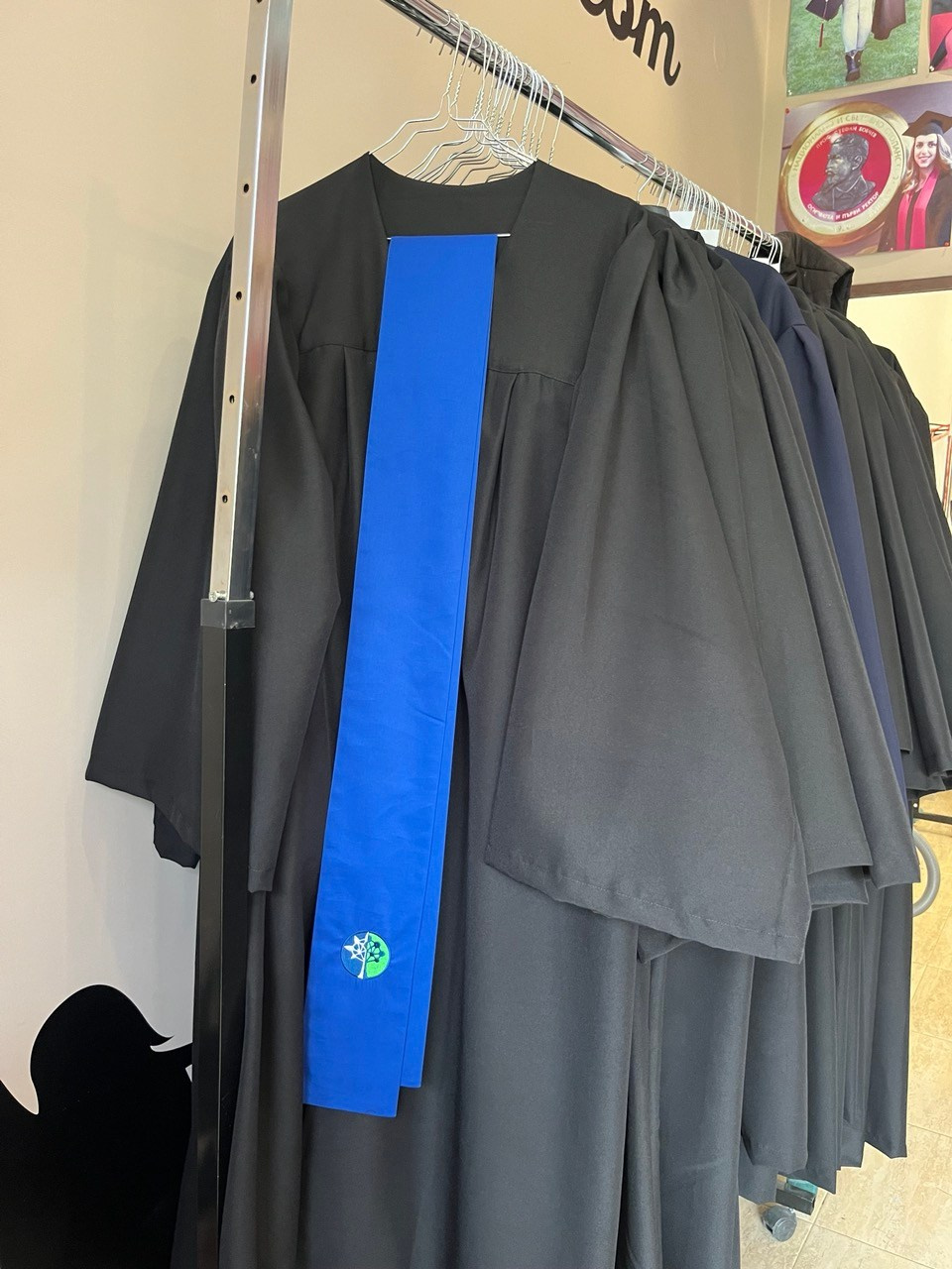 Тоги и шапки за училища и гимназии|togiishapki.bg. 🎓 Togiishapki.bg — Тоги и академични шапки за дипломиране на студенти, ученици и деца