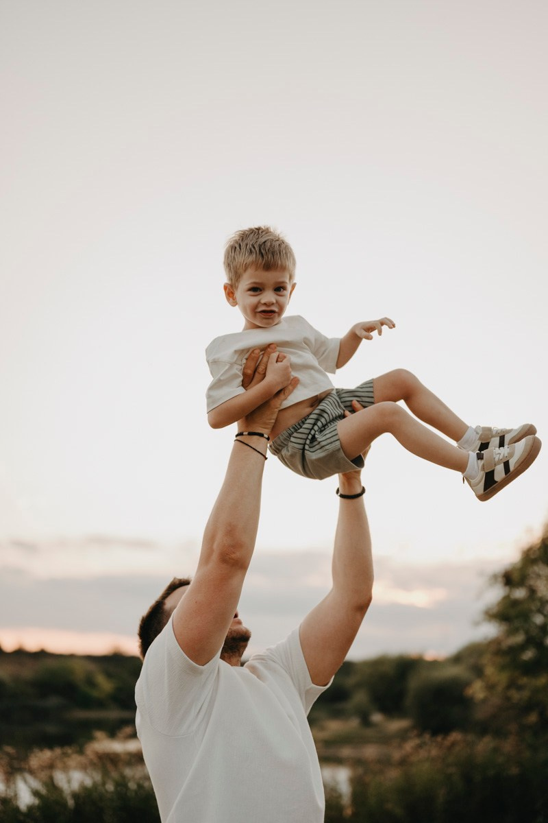 Djurdjica, Tadej i Miloje porodicno fotografisanje napolju. Deciji i porodicni fotograf u Beogradu Oksana Skendzic