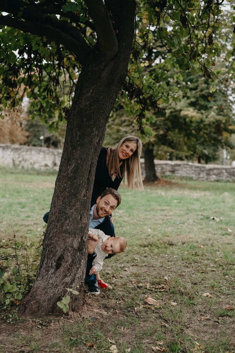 Nevena, Dusan i Vuk porodicno fotografisanje napolju. Deciji i porodicni fotograf u Beogradu Oksana Skendzic