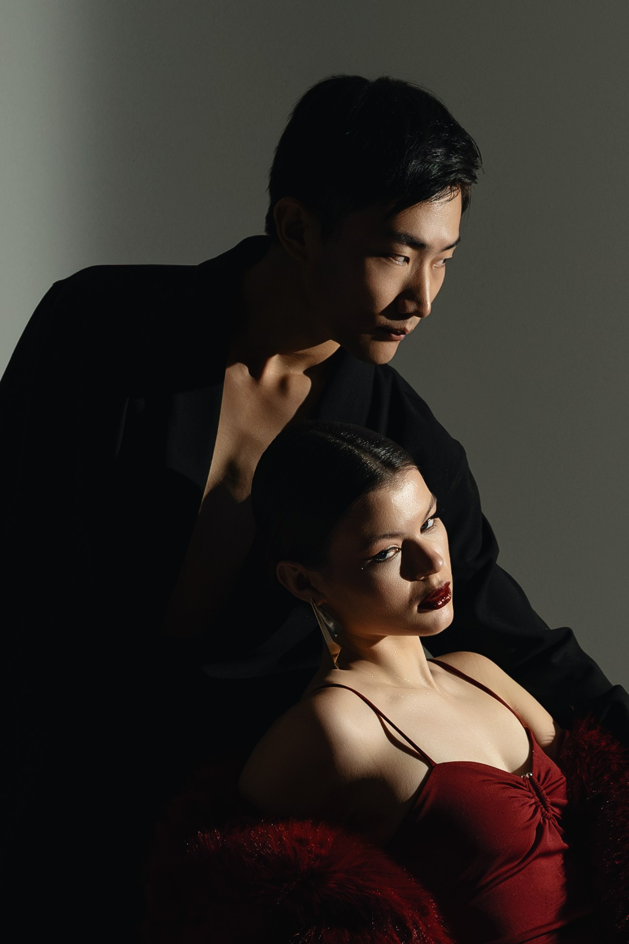 Glamorous Portrait Photography in London – A glamorous portrait session in London, featuring dramatic styling and high-fashion lighting.