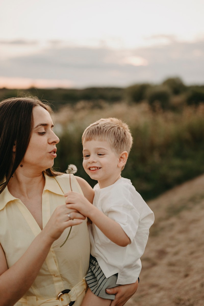 Djurdjica, Tadej i Miloje porodicno fotografisanje napolju. Deciji i porodicni fotograf u Beogradu Oksana Skendzic
