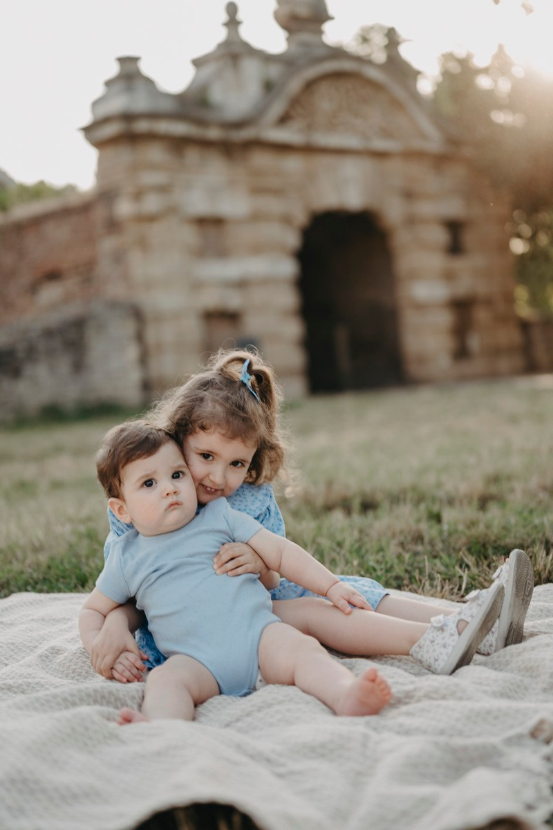 Jovana Zoran Jana i Bogdan — porodicno fotografisanje napolju. Deciji i porodicni fotograf u Beogradu Oksana Skendzic